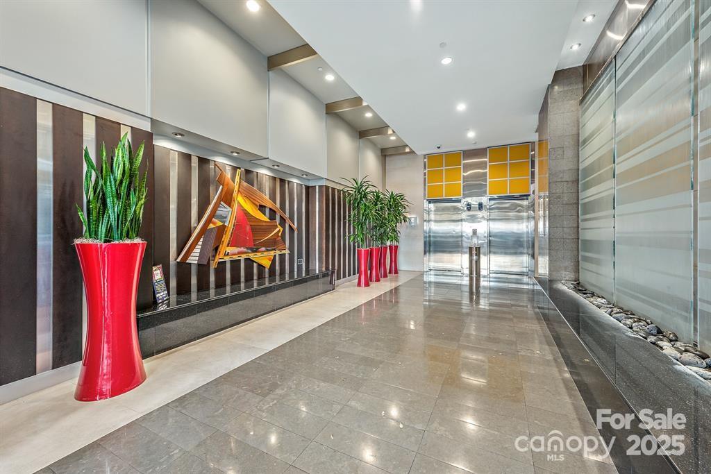 333 W Trade Street 1802