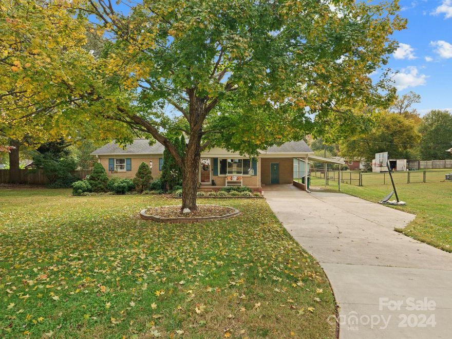 You will absolutely love this beautifully updated full-brick ranch home located in the lovely town of Belmont.  
The kitchen is stunning with its gorgeous granite countertops, cabinets, kitchen island, lighting, and much more.  There is also a 12 x 20 screened-in porch just off the kitchen, great for morning coffee.  The primary bedroom has an adjacent full bath with a shower.  The home's backyard is fenced and has a 20 x 24 wired shop/storage area.  No HOA and No Belmont City Taxes!  Plus, one of Belmont’s most incredible park areas is approximately 5 minutes away at Southpoint Access recreation area, which is a 68-acre park located at 
175 Boat Launch Road with boat ramps, two large fishing piers, a swim beach, picnic pads, public parking, and more!  The Floor Plan and School Assignments are in the photos for your consideration.
