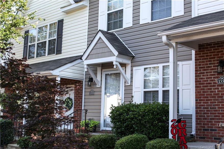 Ideal location less than 1 mile to I77! Beautiful townhome in Lexington Commons with hardwoods on the main level, newer HVAC and appliances and new roof in 2014! Community pool and easy commute to almost anywhere! Be sure not to miss this one!