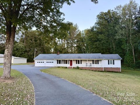 Photo of 2810 Greenwood Park Circle, Albemarle, NC 28001 (MLS # 4312651)