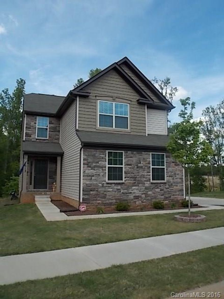 Like new! 3BR/2BA w/Loft. Open Plan downstairs w/fireplace in Family Room. Kitchen has Granite Countertops, smooth top range, and built-in microwave. Spacious secondary bedrooms and large Master BR w/cathedral ceiling, walk-in closet, and MBA w/garden tub. Updated flooring downstairs (LVP-wood look)Stone accent on exterior plus a side load garage. Hurry, won't last long!