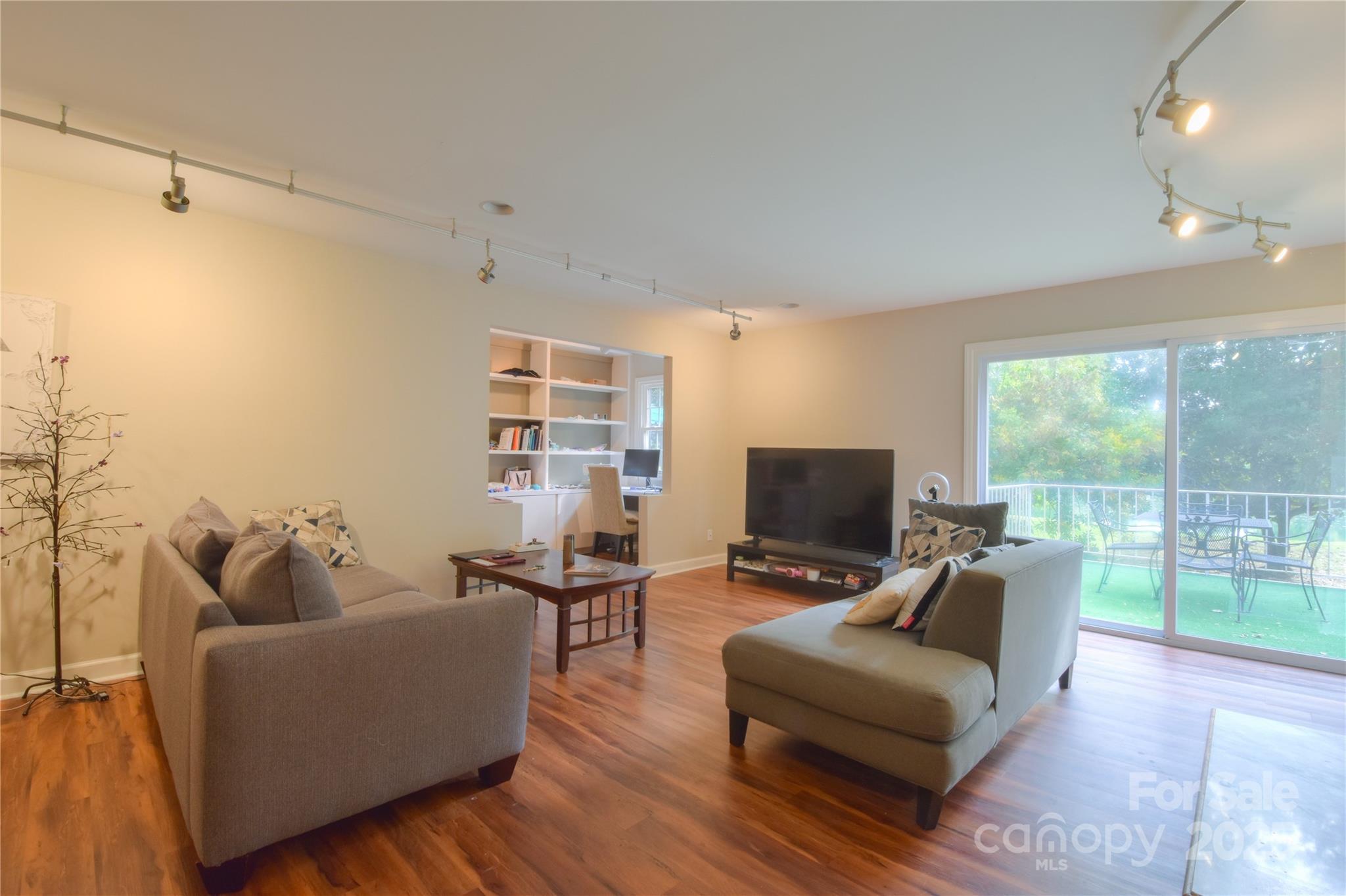 8333 Meadow Lakes Drive