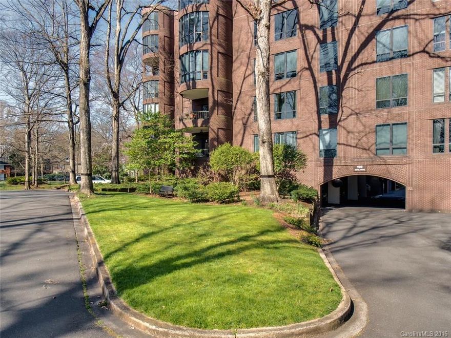 Beautiful and renovated condo at 800 Cherokee in the heart of Eastover! Secured building and plenty of guest parking. Ready for move-in!