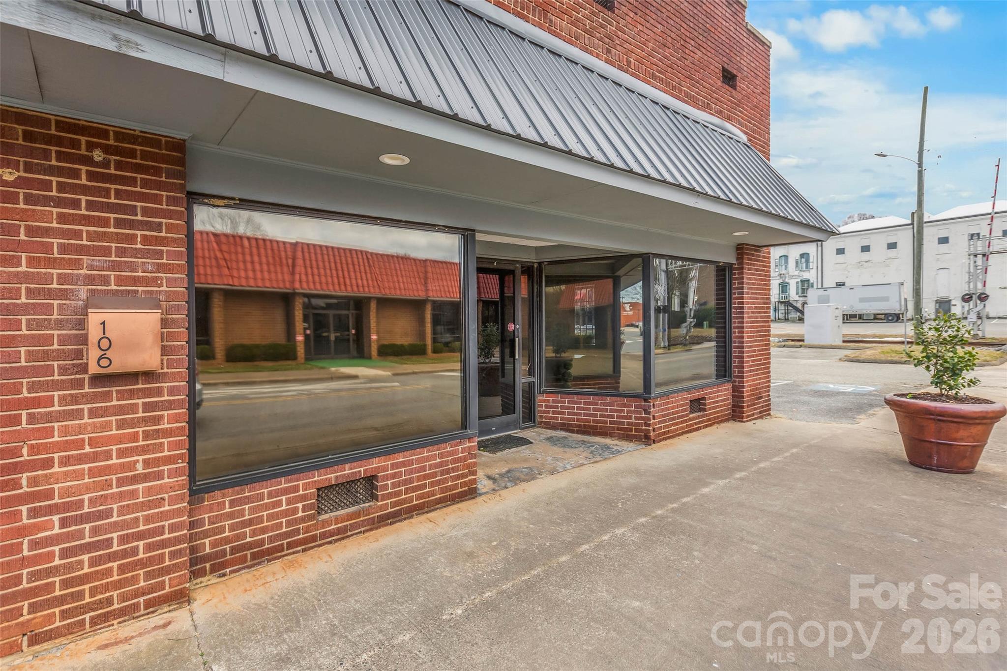 106 N Mountain Street