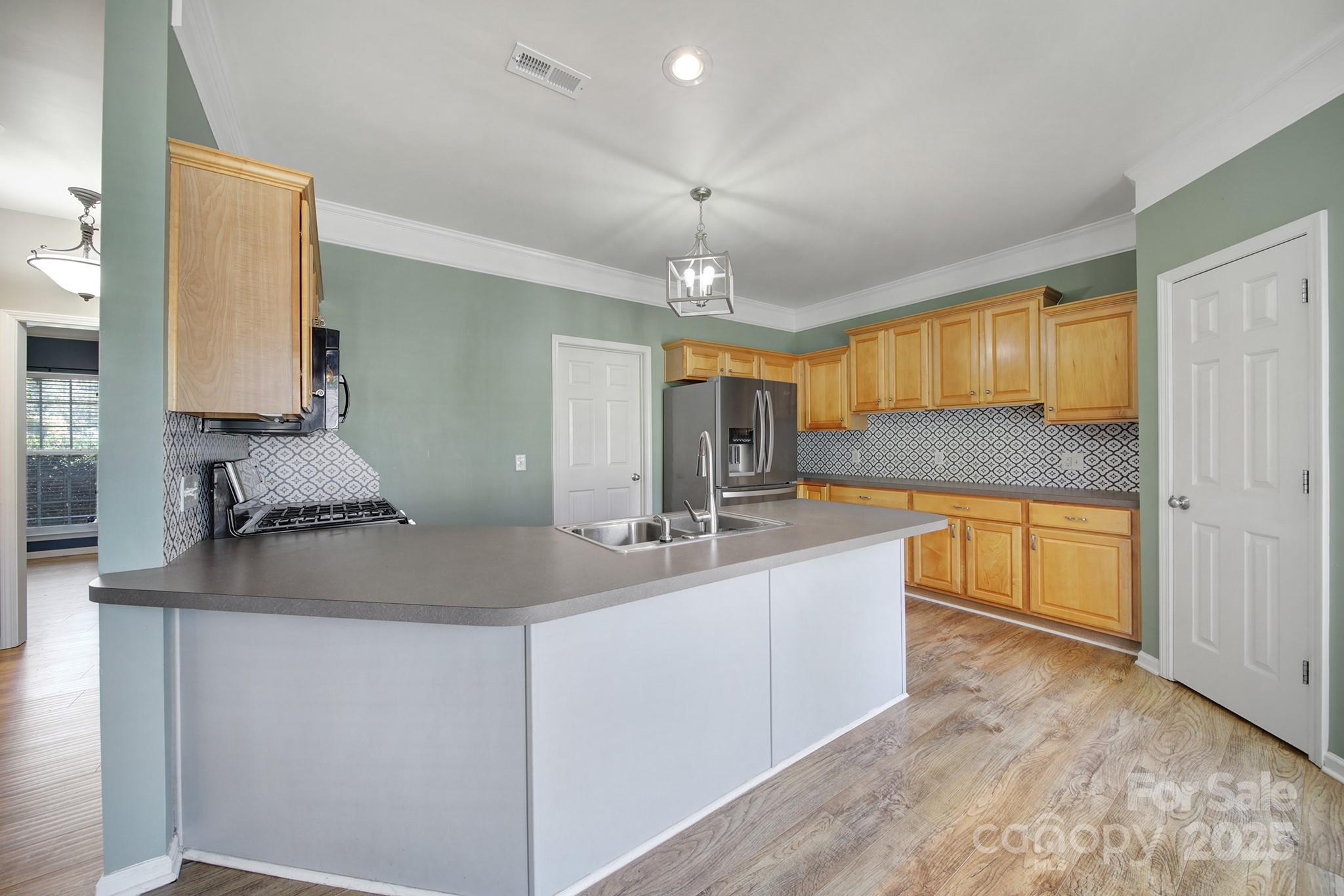 115 Lamplighter Lane