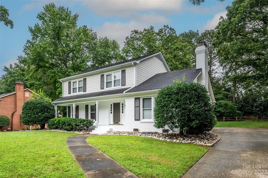 Beautiful 4 bedroom 2.5 bath brick home. Mature neighborhood minutes to uptown and minutes to Southpark.
Hardwood floors throughout, beautiful yard with screened in porch.