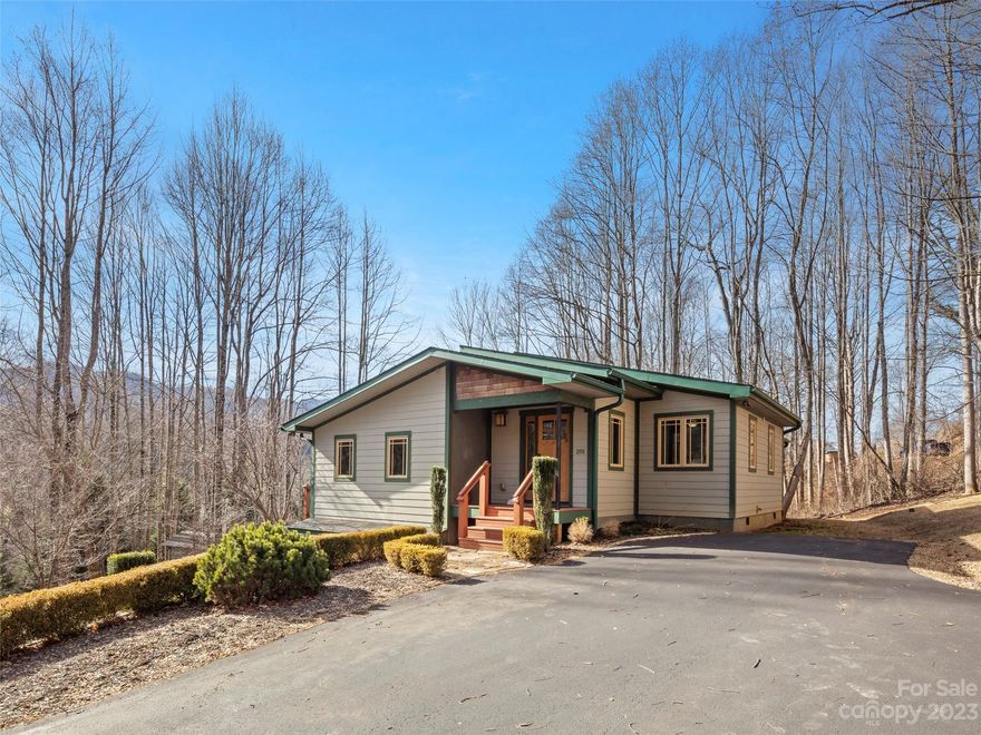 Recently renovated, charming Arts & Crafts home located on a nearly 1 acre corner lot in
peaceful Chancery Lane. Split floor plan with the primary bedroom and bathroom convenient to
the living area and open to the updated kitchen with stainless steel appliances and plenty of
storage. Family room provides additional entertainment area or office, workout or hobby space.
Basement area could be finished for additional needs. Picturesque setting with oversized yard,
mature trees and extensive landscaping for outdoor living.