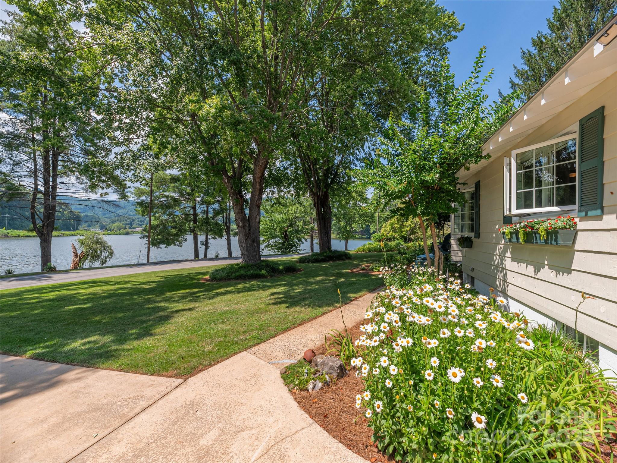 2859 S Lakeshore Drive