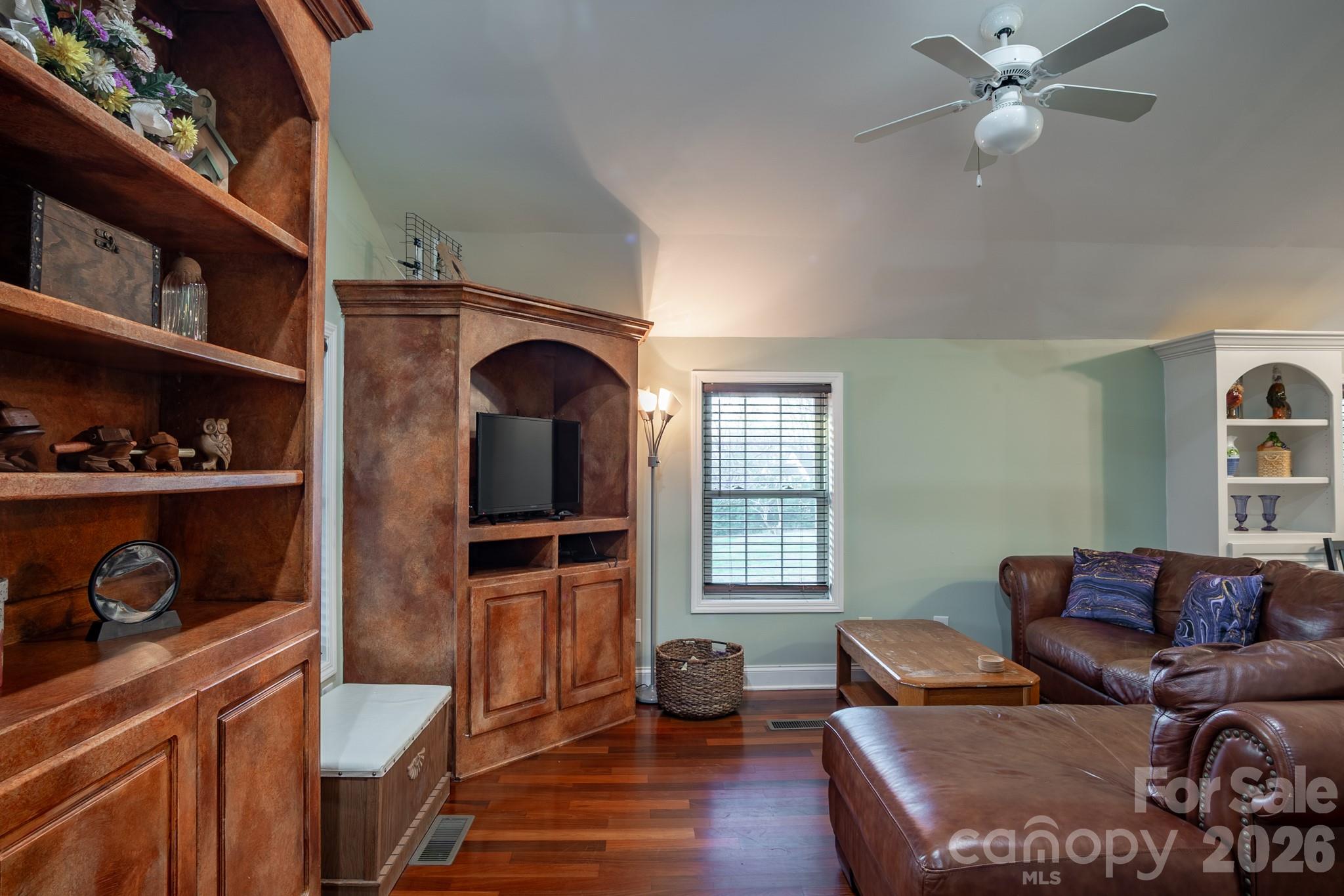 611 W Iredell Avenue