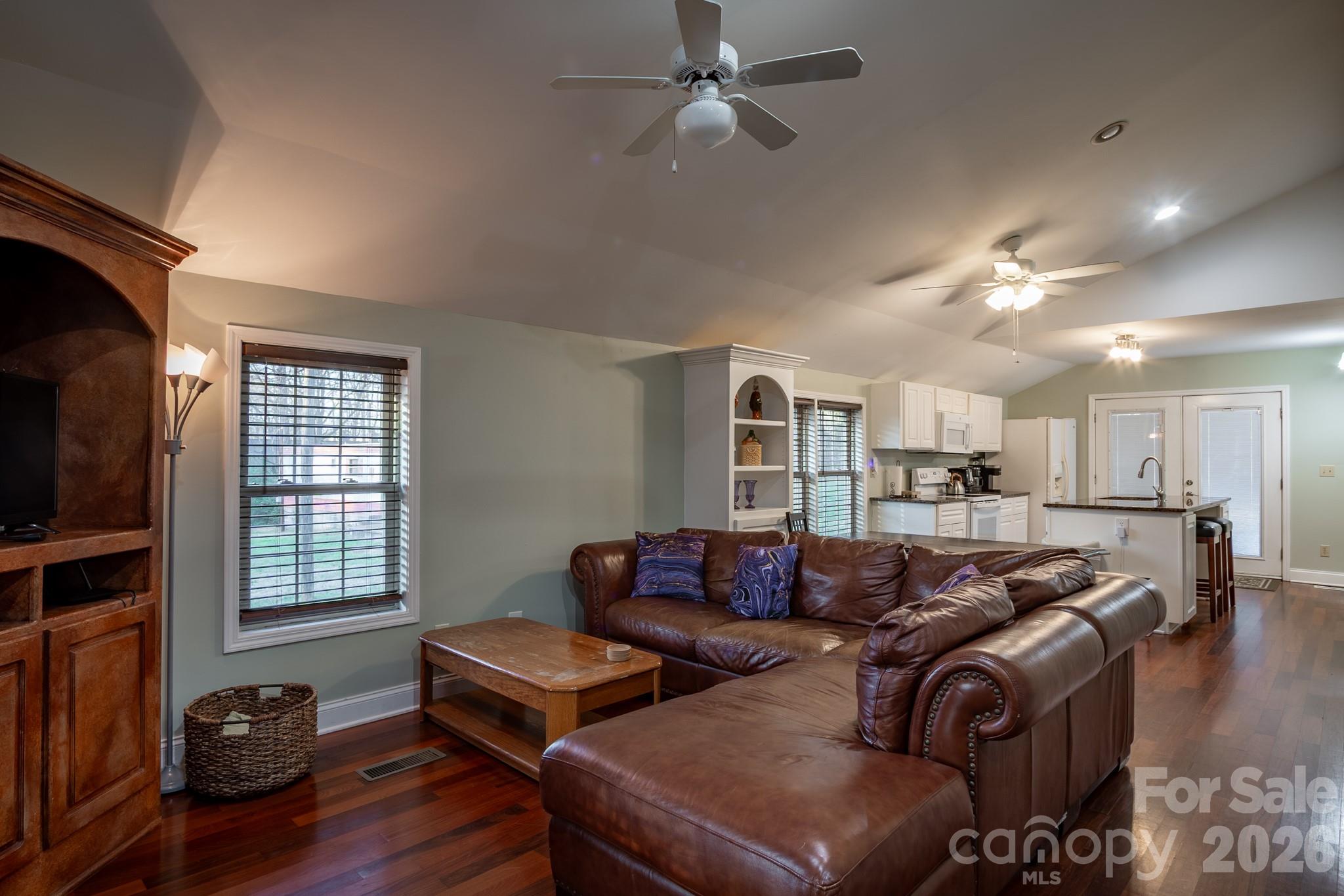 611 W Iredell Avenue