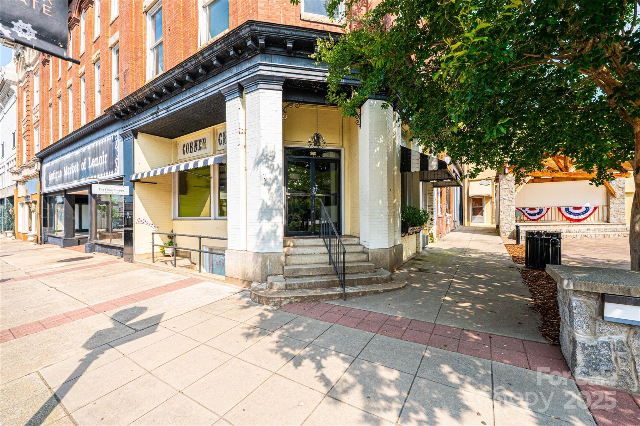 812 West Avenue NW