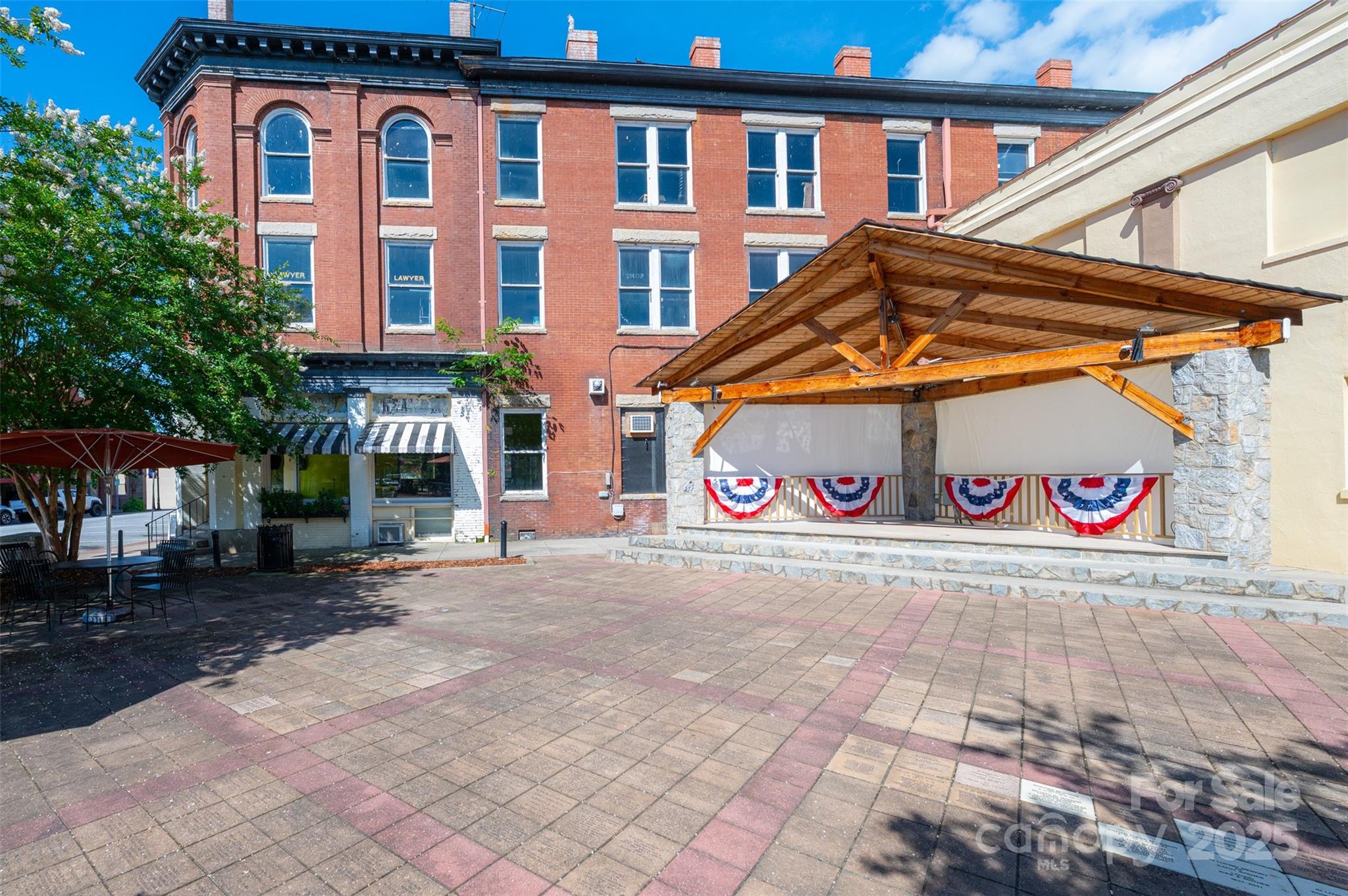 812 West Avenue NW