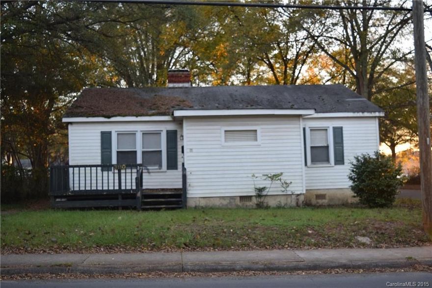 This 2 bedroom house is a great investment opportunity in a great area!!!