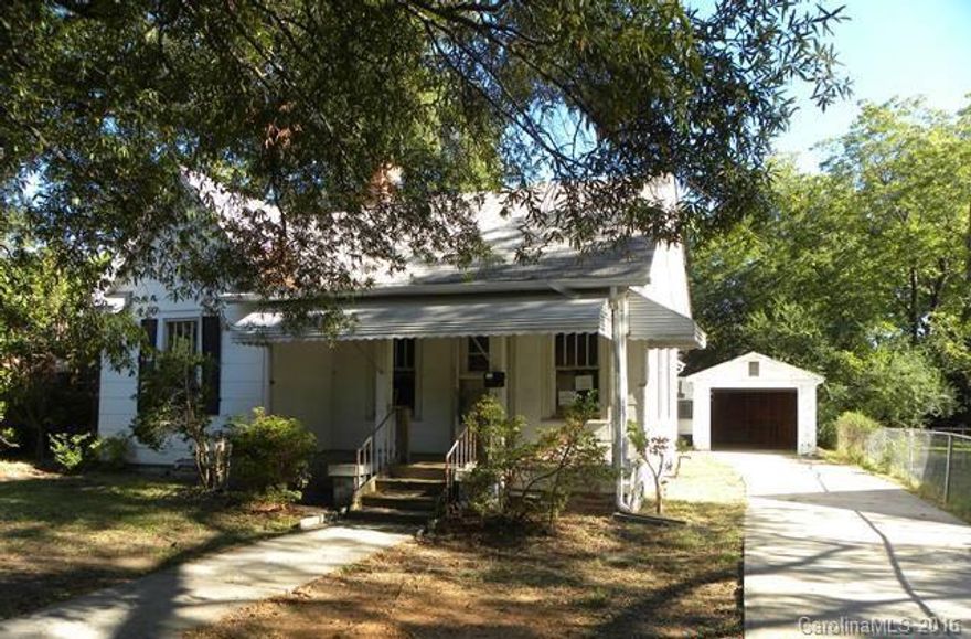 Ranch home with a carport. Close to downtown Rock Hill. PLEASE SIGN THE HH ADDENDUM IN ASSOCIATED DOCS BOTH AGENT & BUYER, RETURN TO LA FOR ACCESS.  THIS MUST BE SIGNED PRIOR TO ENTRY.
