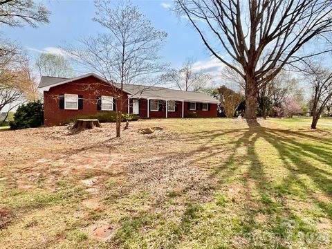 Photo of 5521 Suttlemyre Lane, Hickory, NC 28601 (MLS # 4391712)