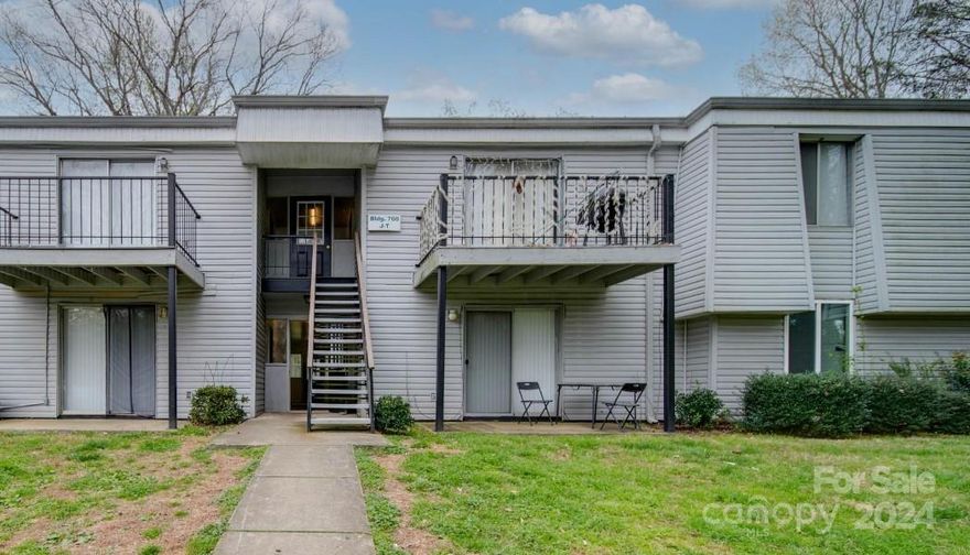 Great investment opportunity in prime location.  Condo is 900 sqft with 2 bedrooms, 1.5 bathrooms in growing area.  Close to I-77, I-485, and Silver line, this is time to get your offers in!