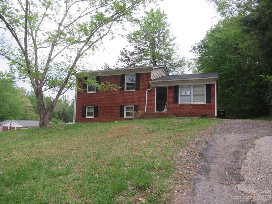 Investment Opportunity in West Gastonia located just off I-85.  3 bedroom, 1 bath home with a unfinished basement on a corner lot.  This is located between I-85 & Hwy 274 making for a easy commute to work, shopping and schools.  Home offers a den, kitchen/dining combo, 3 ample sized bedroom, bath.  This would be a great rental or investment for resell.  See it before it’s gone!