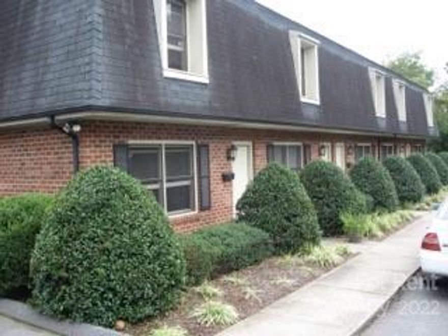 Beautiful 2 BR 1.5 BA townhome in the lovely Viewmont area.  Convenient to shopping and dining.  This townhome has a nice laundry room off the kitchen.  Nice back patio with security fence around the complex.  Storage room off patio.  Make this lovely townhome your home.