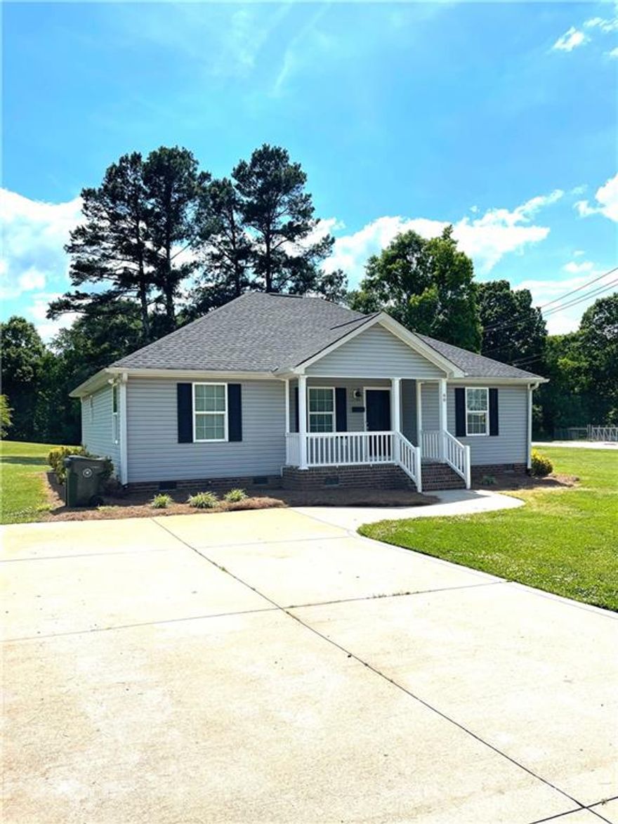 Terrific 3 bedroom/2 bath home on large, corner lot. Open floor plan, walk-in closets, spacious master bath, insulated doors and windows, city amenities, great schools, convenient to shopping.