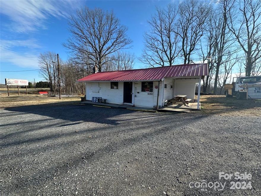 Cute convenient store in heavily trafficked area.