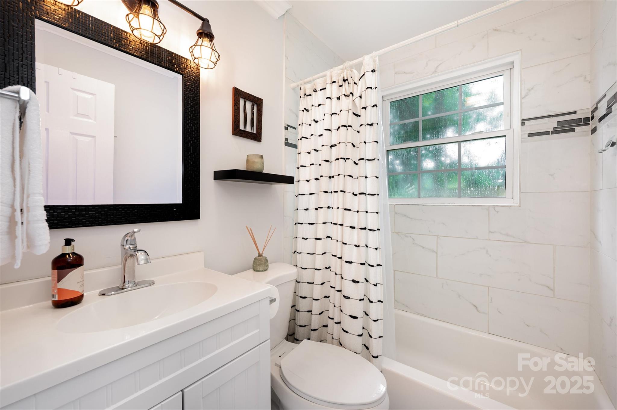 Charlotte, North Carolina 28205, United States, 2 Bedrooms Bedrooms, ,1 BathroomBathrooms,Residential,Active,191835