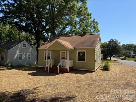 Photo of 704 N Miller Avenue, Statesville, NC 28677 (MLS # 4378291)