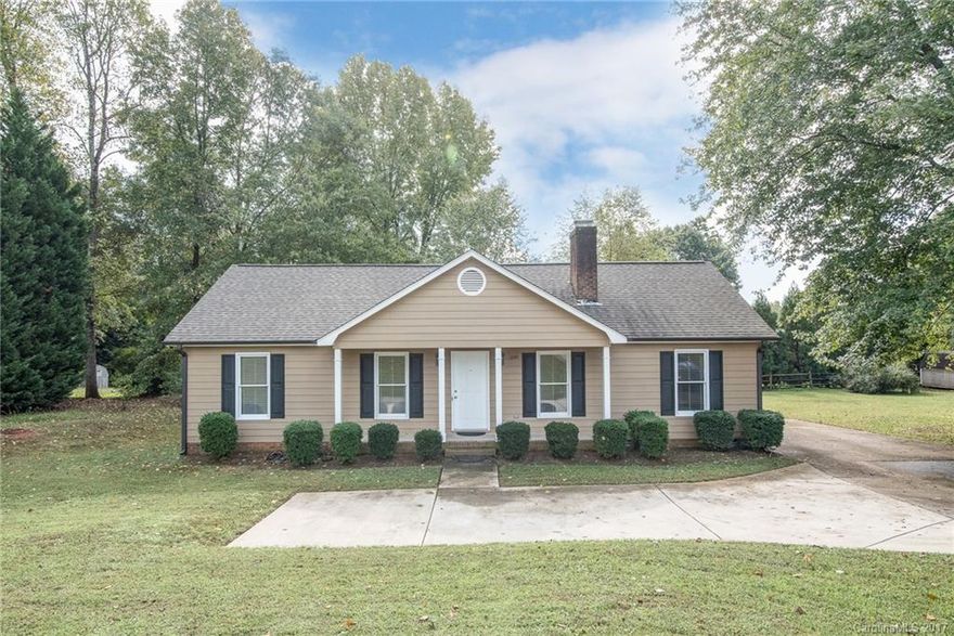 HUGE PRICE REDUCTION!!! Move-in ready, updated ranch home! Homes like this are hard to find at this price. Great southeast Gastonia location with good access to I-85 and only 2 miles from the new complex! Split bedroom plan with vaulted great room and master ceilings, granite tops in bathrooms, ceiling fans in all rooms, spacious laundry area and level rear yard with 12 x 20 concrete patio and outbuilding. Come see it today!