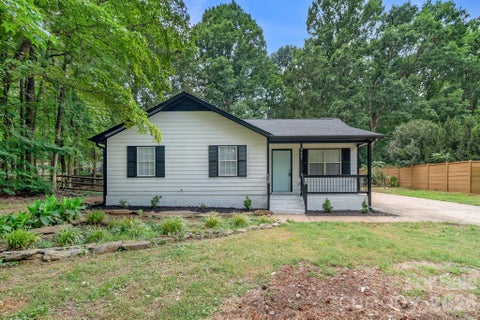 Photo of 8425 Lochinvar Drive, Charlotte, NC 28227 (MLS # 4412621)