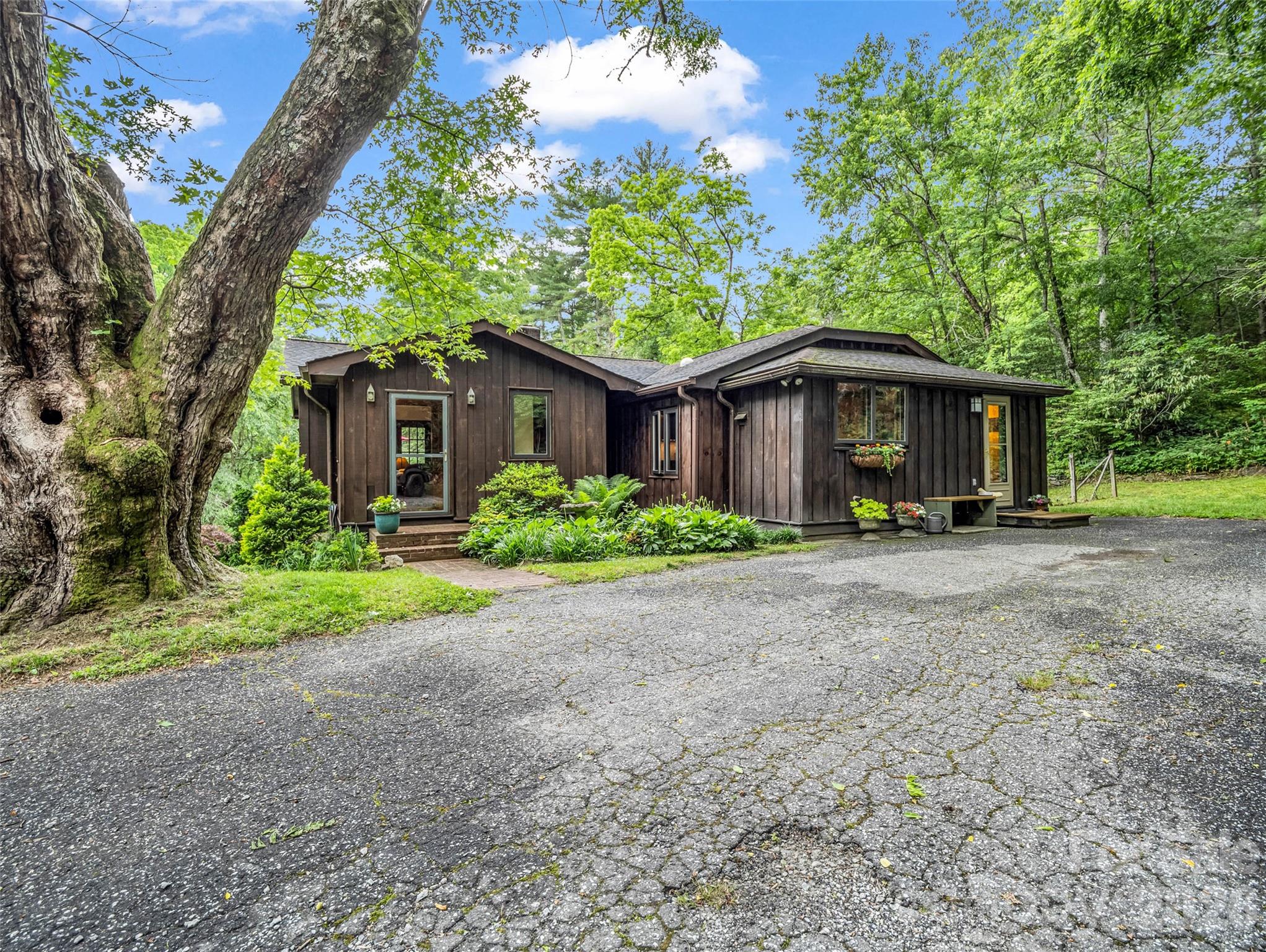 2212 Green River Road