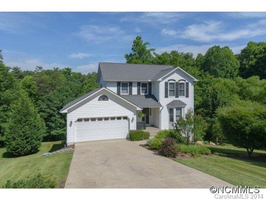 3 Levels of living space in this well maintained home. Main level deck and lower level deck has hot tub. Fireplace in living room. Large lower level Family Room/Recreation Room. Full bath and Large BR. Well balanced floor plan. Cul-de-sac home site in small community with great overall location between Hendersonville and Asheville.