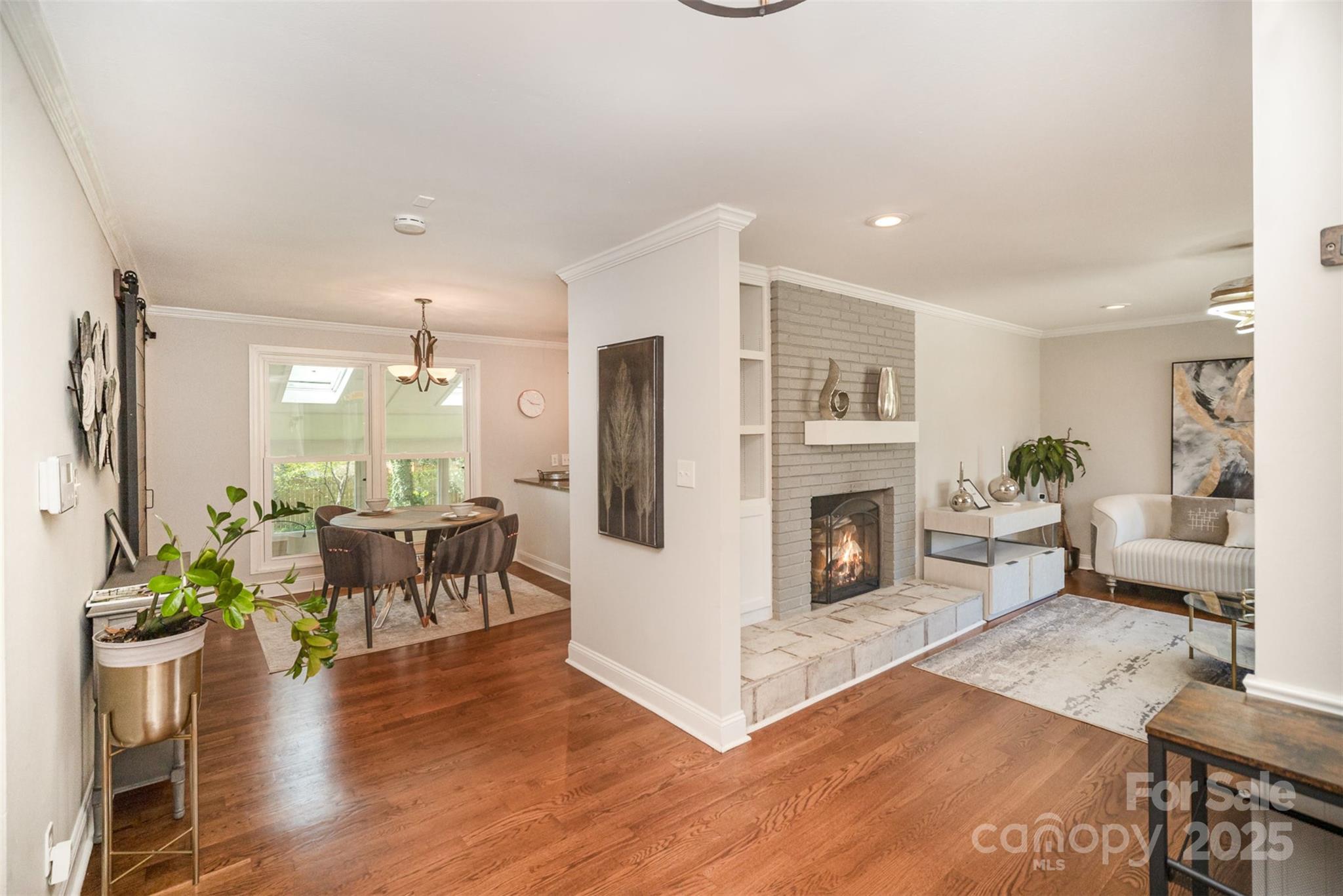 842 E Woodlawn Road