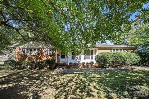 Photo of 402 Sunset Circle, Dallas, NC 28034 (MLS # 4435129)
