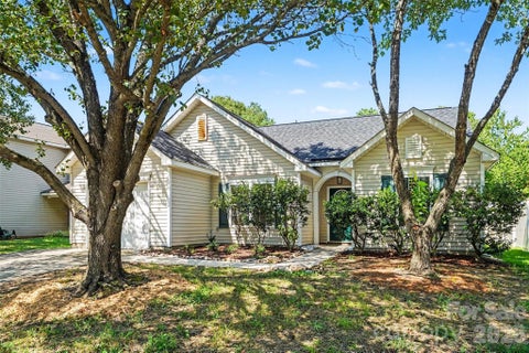 Photo of 10424 Green Hedge Avenue, Charlotte, NC 28269 (MLS # 4421376)