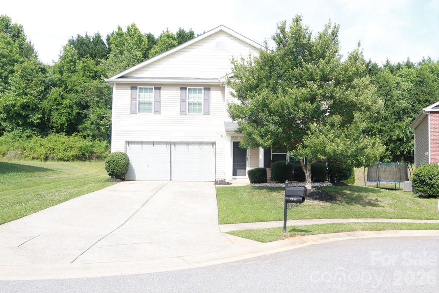 An incredible opportunity to make this home yours! Boasting over 2,700 square feet, this property offers spacious living with room to relax, entertain, and grow. Conveniently located near I-77 and I-85, commuting is a breeze while still being just minutes from a variety of dining and shopping options. Enjoy generous living areas, comfort, and functionality in a location that truly has it all. Don’t miss out on this exceptional home!