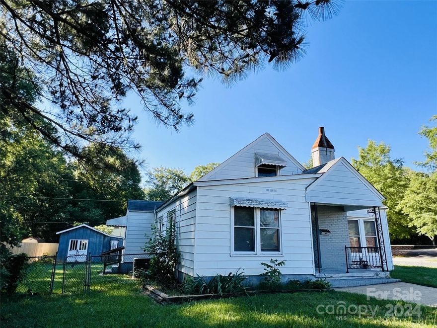 This property is being sold as-is.
This delightful 2-bedroom, 1-bathroom home is nestled on a flat corner lot. The cozy living room is highlighted by abundant natural light streaming through big windows, a charming white-washed fireplace, and original built-ins. The kitchen offers ample cabinet space and double windows above the sink. Step outside to the fenced backyard or relax on the spacious rocking chair front porch. Conveniently located near I-77, grocery stores, parks, and shopping, and just minutes from Winthrop University and Downtown Rock Hill.