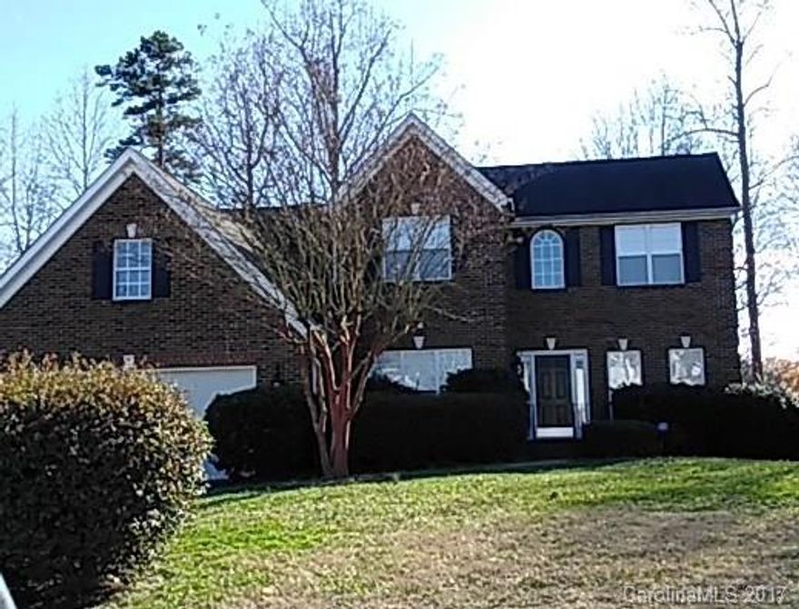 2 story brick front home with open foyer and family room, large vaulted master on master with 2 walk-in closets. Riverfront is a waterfront community with good amenities!