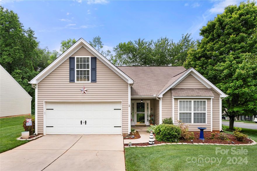 Nestled in the heart of Fort Mill, this inviting 3-bedroom, 2-bathroom home offers a perfect blend of comfort and convenience. Located in a desirable neighborhood close to schools, shopping, and dining, this charming residence is a must-see!