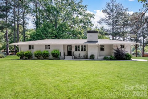 Photo of 1405 Lakeview Drive, Pineville, NC 28134 (MLS # 4344159)