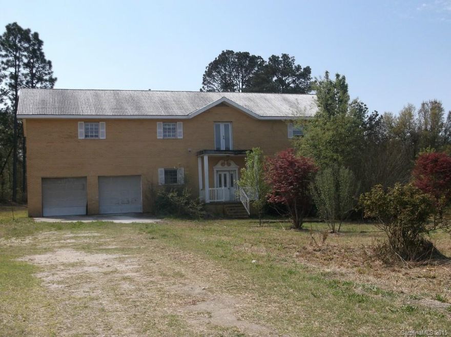 2 STORY HOME ON APPROX 3.89 ACRES. HOME IS VERY LARGE WITH DOUBLE ATTACHED GARAGE. LARGE KITCHEN, DEN, LIVING ROOM, STUDY BEDROOM AND BATH ON FIRST FLOOR. SECOND FLOOR HAS FOUR BEDROOMS, 3 BATHS, UTILITY ROOM AND BALCONY OUT EACH ROOM OFF THE BACK OF HOUSE. THE HOME NEEDS REPAIR AND TLC. COUNTRY LOCATION AND PRIVATE.
