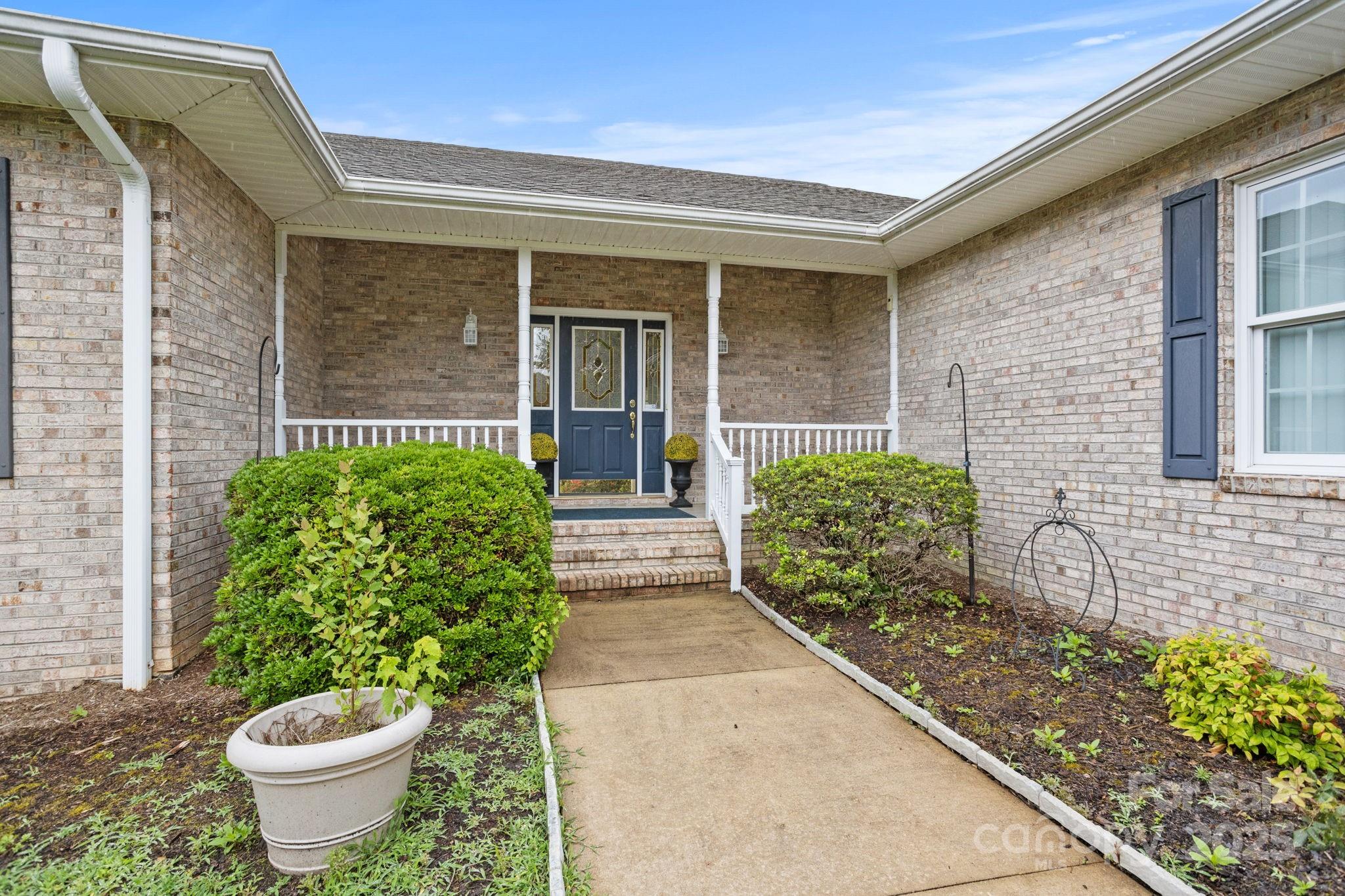 390 Classic Oaks Circle