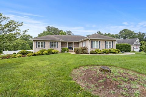 Photo of 390 Classic Oaks Circle, Hendersonville, NC 28792 (MLS # 4271438)