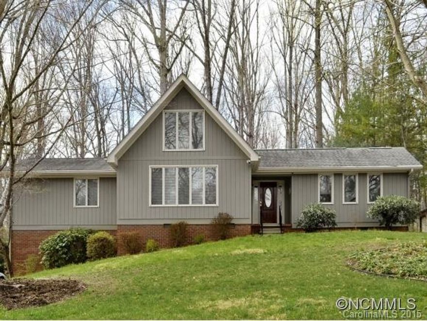 Well maintained home in great walking neighborhood. Vaulted ceiling in great room with wonderful fireplace. Rear patio and deck space for entertaining.