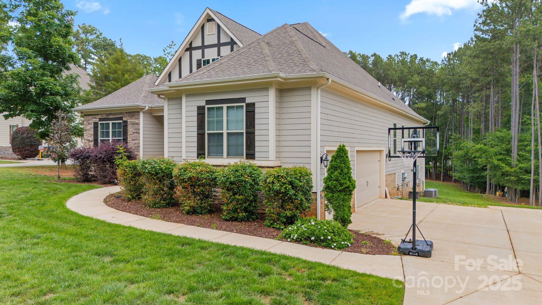 704 Kenway Loop