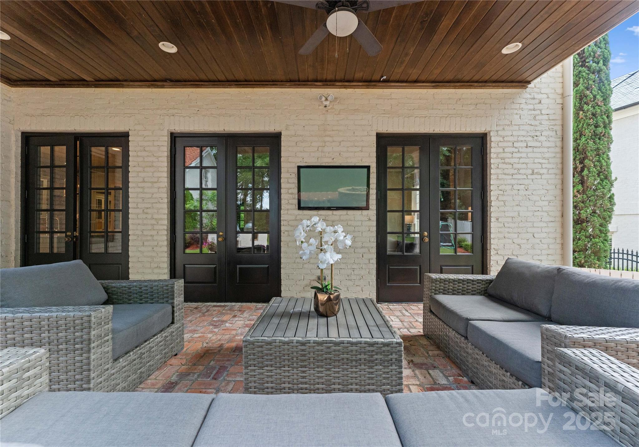 Mia Manor - Residential