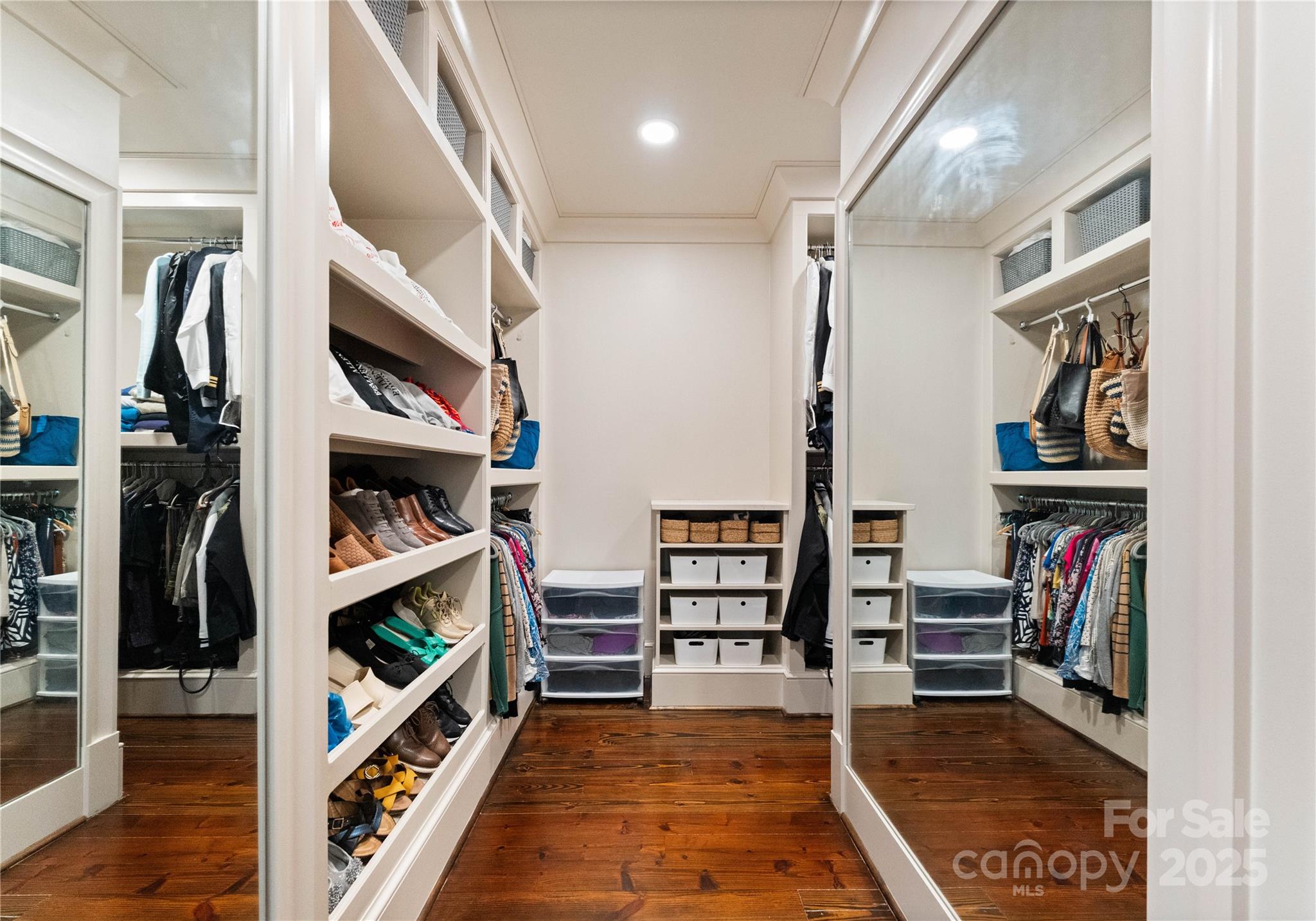 Mia Manor - Residential