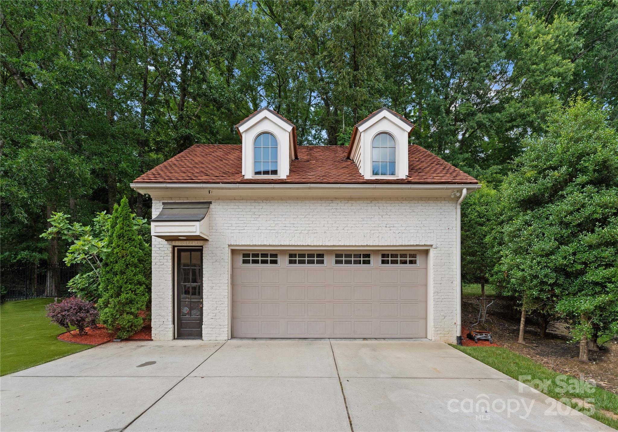 Mia Manor - Residential