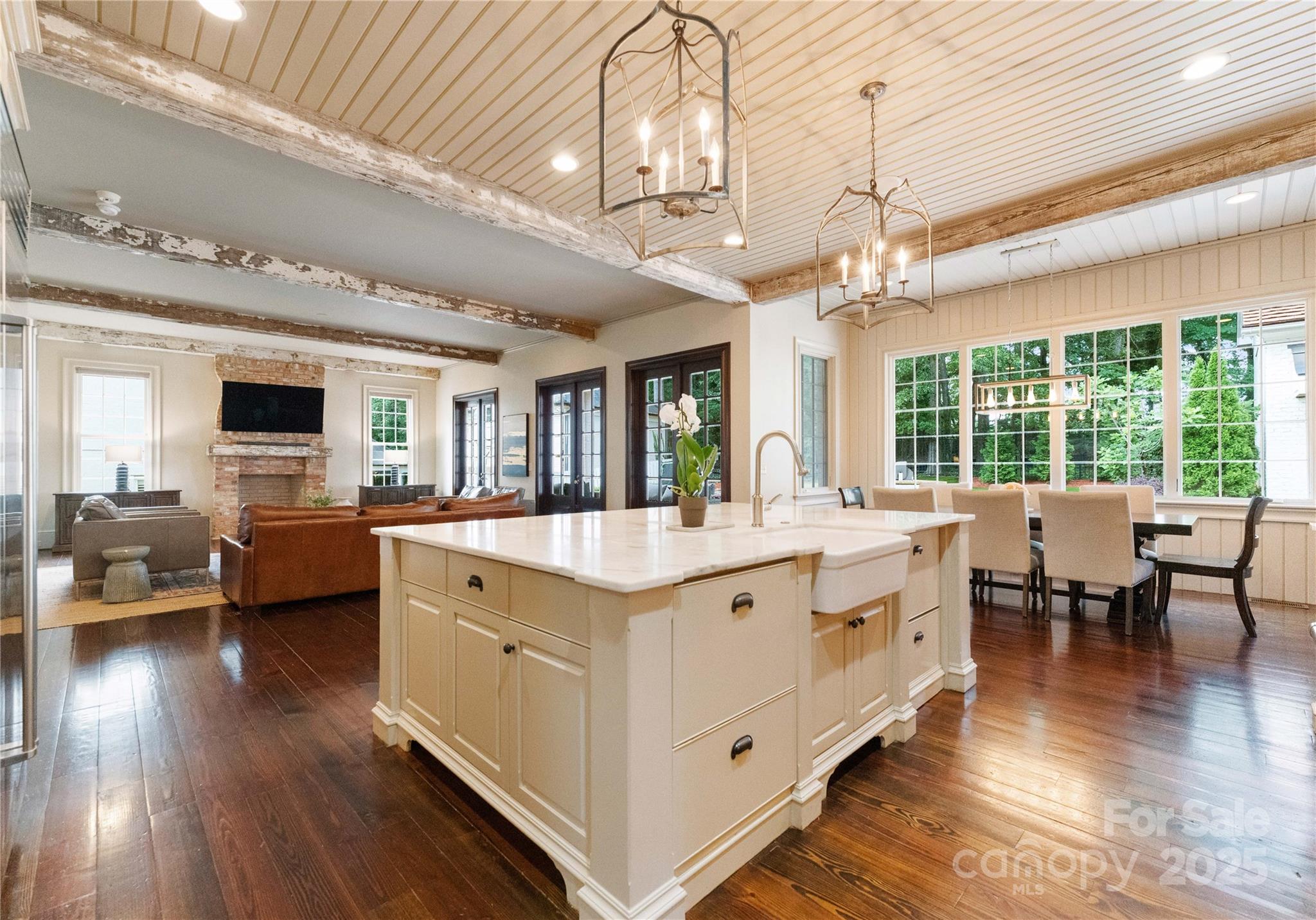 Mia Manor - Residential