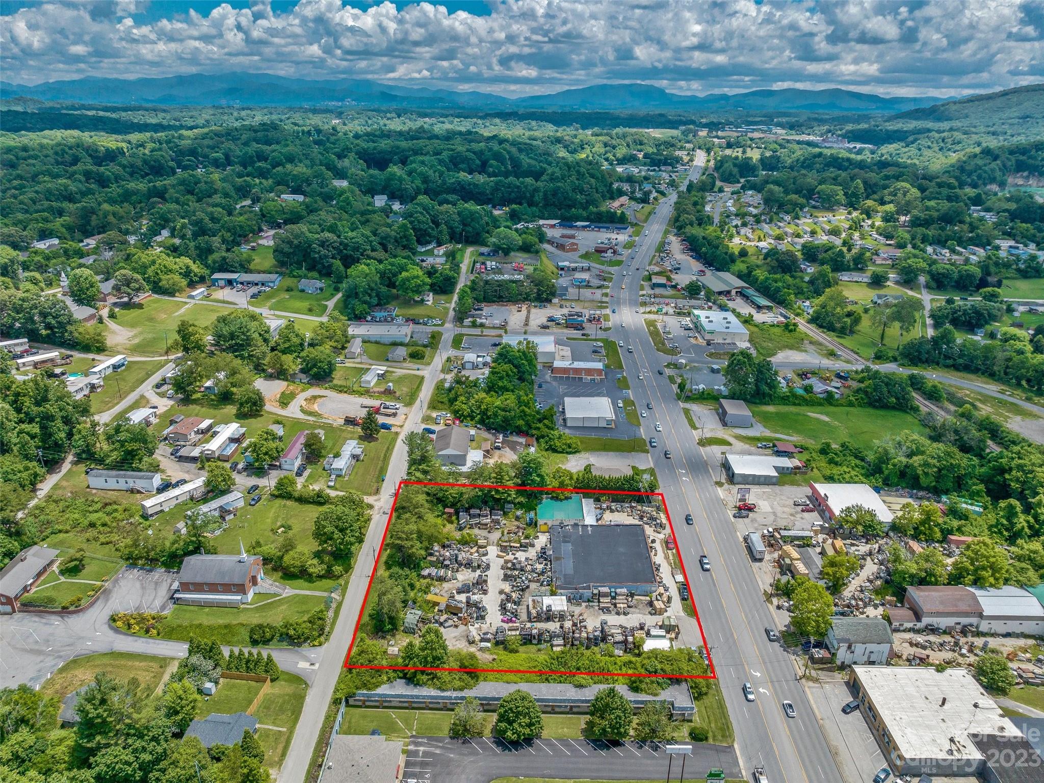 Main image without alt text