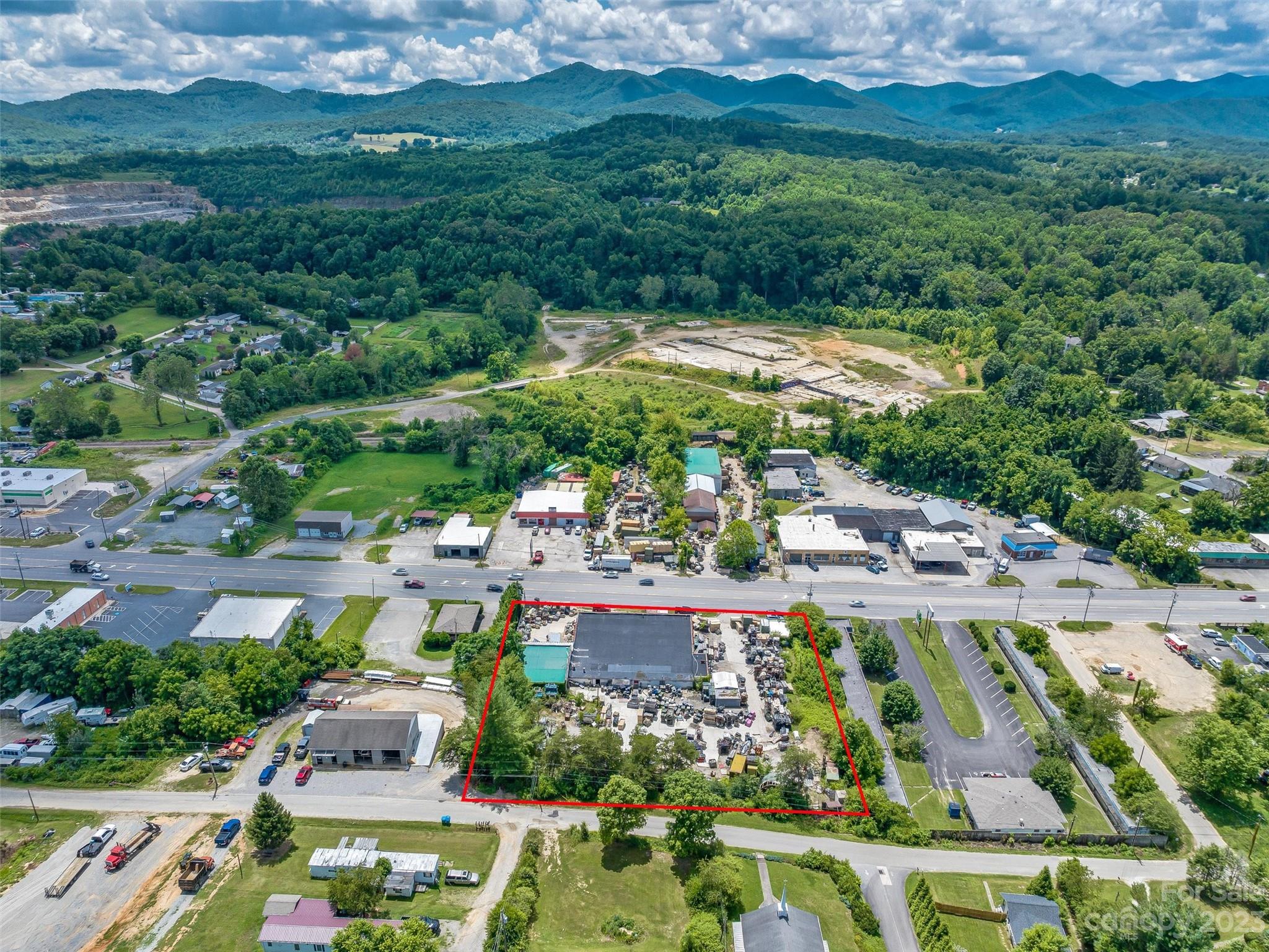 Main image without alt text