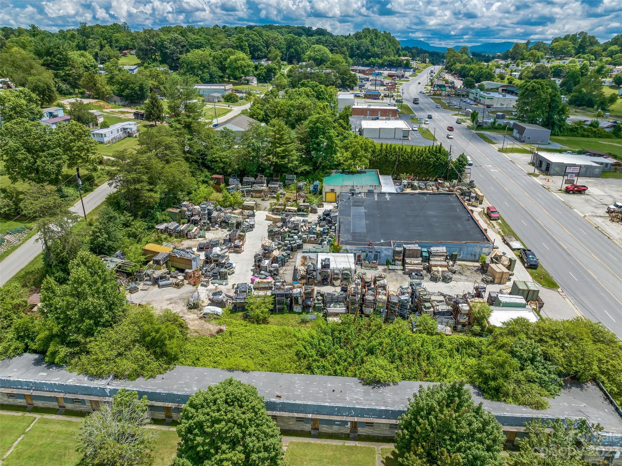 Main image without alt text